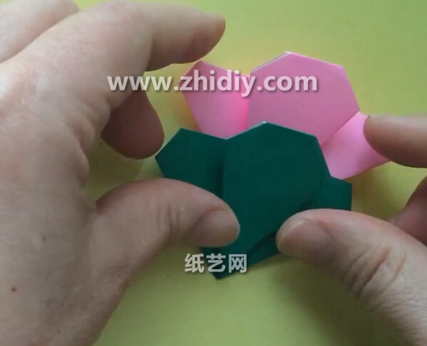 Tutorial on how to make origami flowers for Womens Day decoration. Teach you step by step how to make origami flowers.