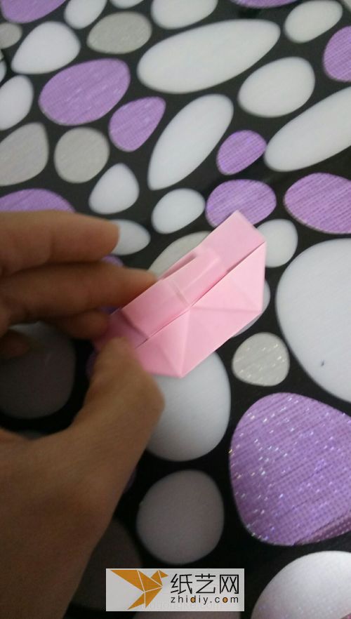 Illustrated method of origami piano for children. Real-life illustrated tutorial explaining the method of origami piano.