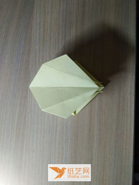 Tutorial on how to make an origami box shaped like a lily