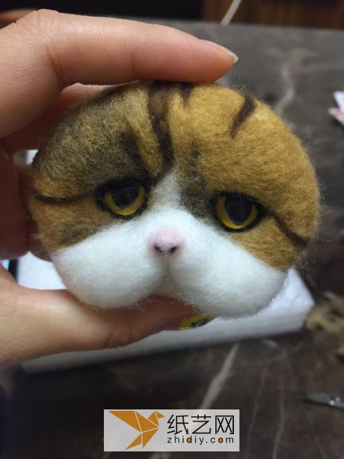 Handmade tutorial on poking aggrieved cat face made from wool felt. Cute Christmas gift