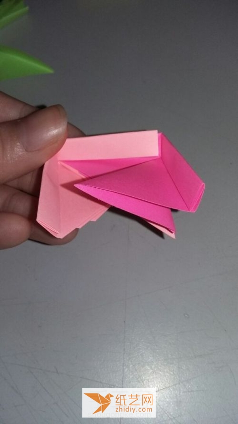 Tutorial on how to make a four-color origami gift box with a lid. It’s a great gift box for Teacher’s Day.