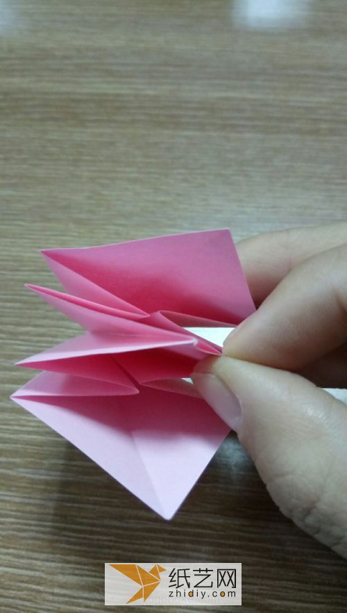 Simple basic origami lily making method. Handmade origami tutorial teaches you how to origami lily.