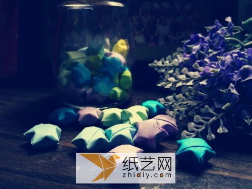 The classic method of origami stars is a commonly used decoration for gift preparation.