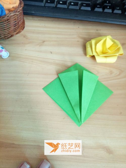 Teach you how to make a simple origami rose