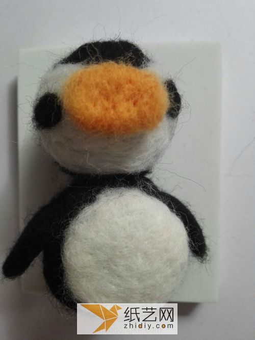 Tutorial on how to make wool felt little penguin dolls. Make a pair and it will be a Valentine’s Day gift.