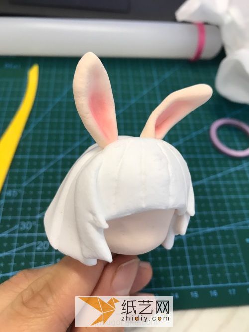 Make a snow bunny figure from ultra-light clay. A Children’s Day gift for a good friend.