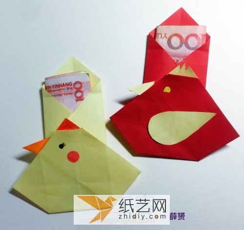 Illustrated tutorial for origami chicken red packets for the Year of the Rooster. How to fold the New Year red envelope by hand.