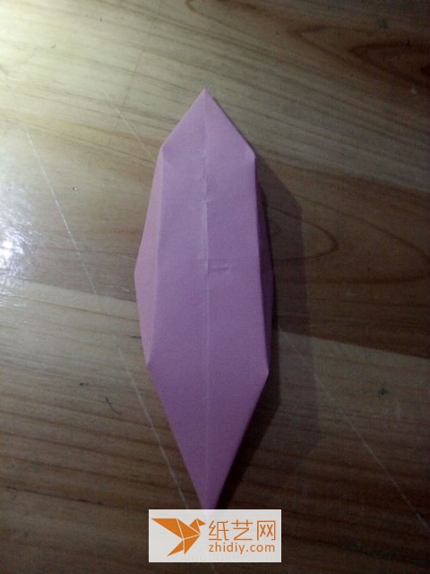 A complete tutorial on how to make a simple origami boat for children