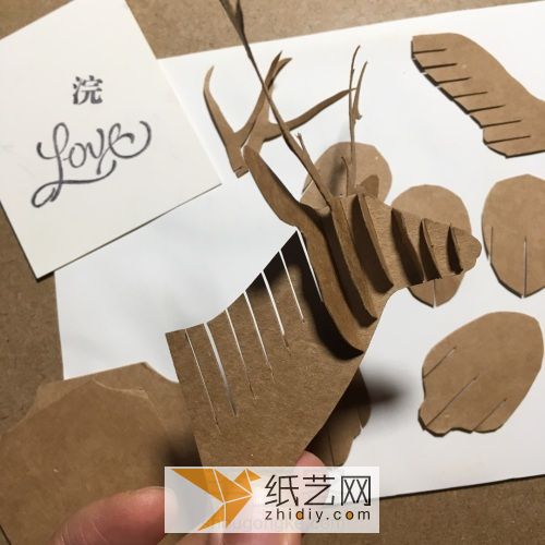 Tutorial on turning waste into treasure and making a Christmas cardboard deer head wall hanging. DIY delivery box recycling