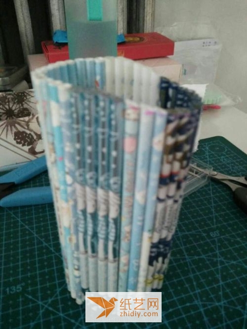 Tutorial on how to make a cool DIY pen holder Christmas gift using leftover pen refills.