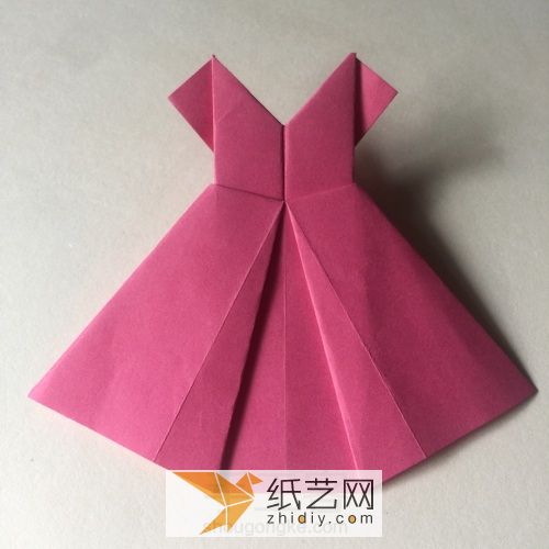 How to fold a cute origami skirt for children. Tutorial on folding a skirt by hand.