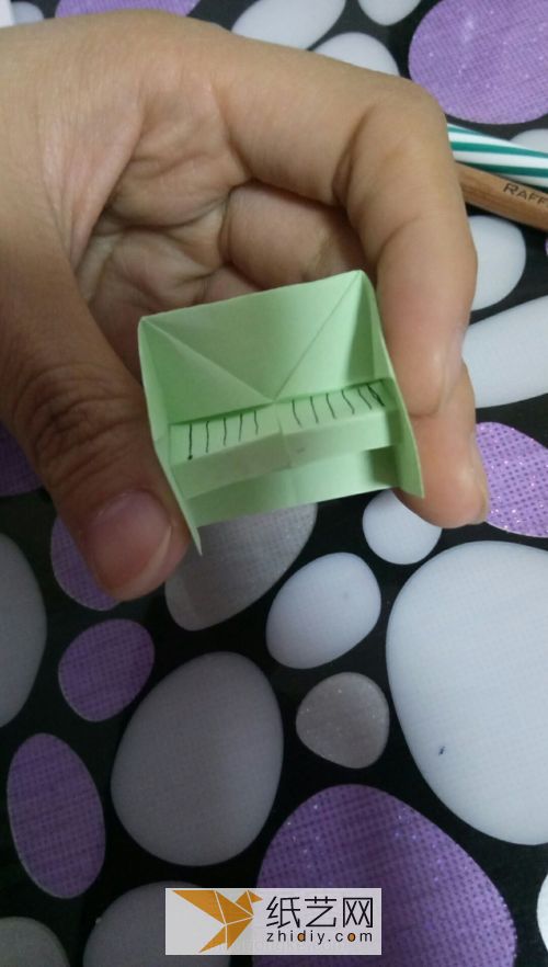 Illustrated method of origami piano for children. Real-life illustrated tutorial explaining the method of origami piano.