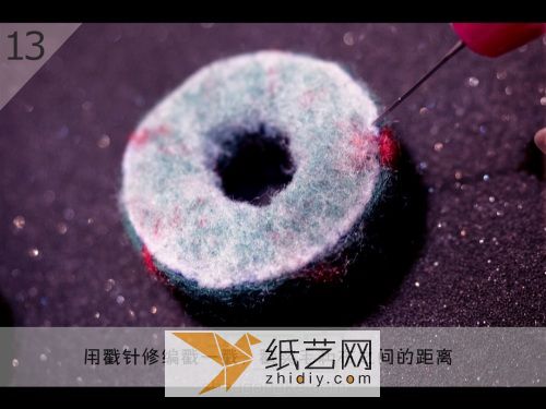 Tutorial on how to make a Christmas-style wool felt brooch. Poke Le is so domineering.