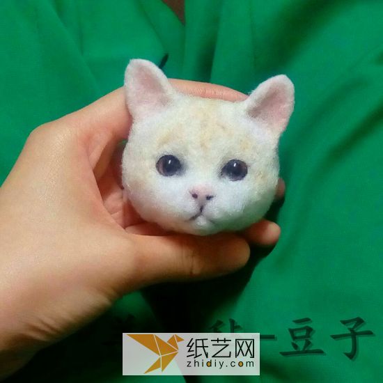 Detailed illustrated tutorial on how to make a wool felt kitten. A cute kitten head is made of wool felt.