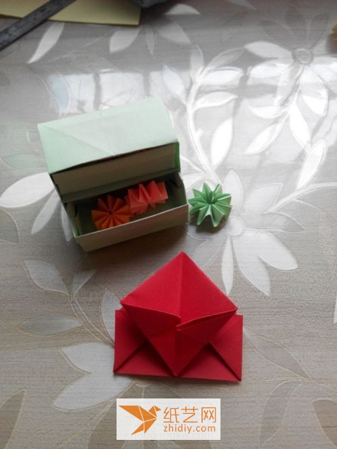 The best solution for Valentine’s Day is this simple origami rose making tutorial.