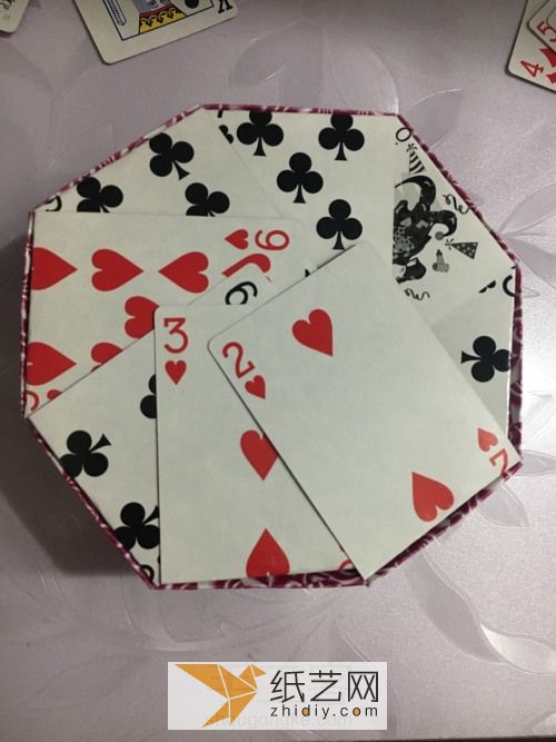 Origami storage box made of playing cards, turning waste into treasure to make New Year’s gifts