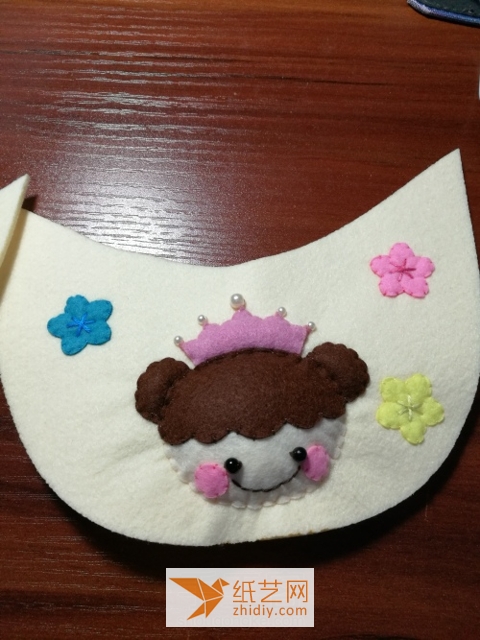 Tutorial on how to make little princess slippers from non-woven fabric as a New Year gift