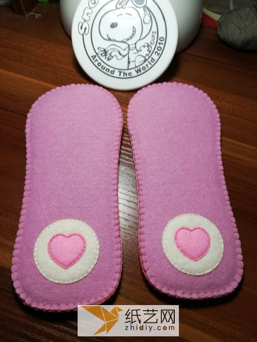 Tutorial on making a pair of cute non-woven slippers. A warm New Year gift.