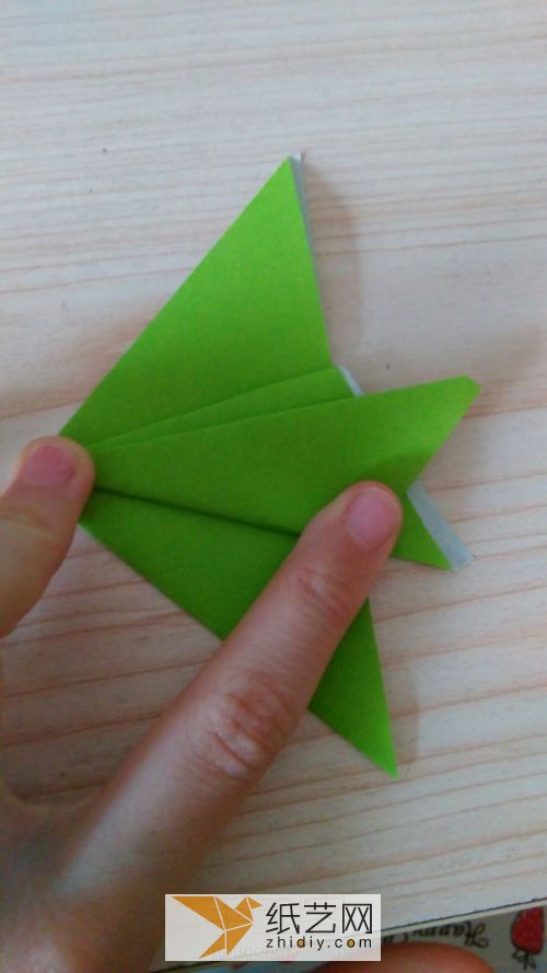 Illustrated tutorial on origami tropical fish for children. Simple origami fish recipe.