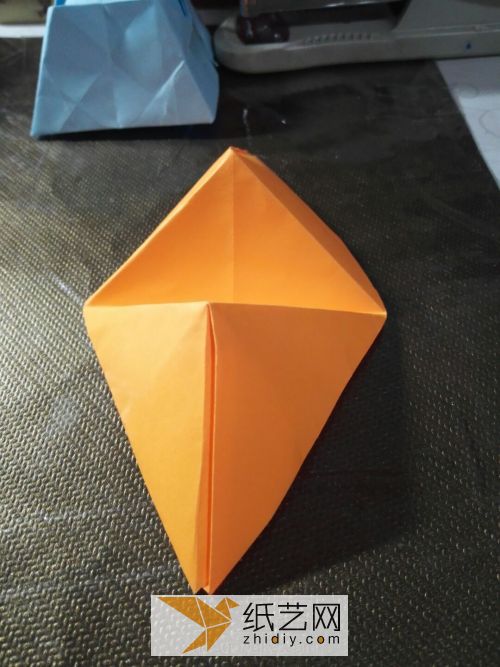 A very beautiful origami mobile phone holder for the waste-to-treasure small production competition