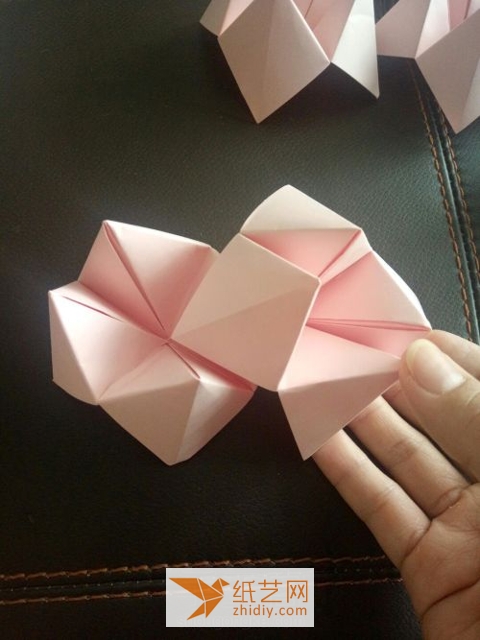 Illustrated tutorial on making three-dimensional origami hearts for Chinese Valentines Day gifts