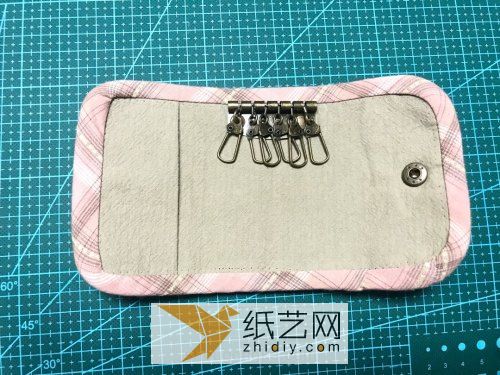 A tutorial on how to make a fresh fabric key bag, a practical New Year gift