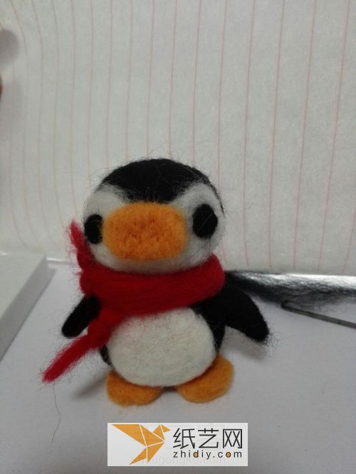 Tutorial on how to make wool felt little penguin dolls. Make a pair and it will be a Valentine’s Day gift.