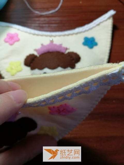 Tutorial on how to make little princess slippers from non-woven fabric as a New Year gift