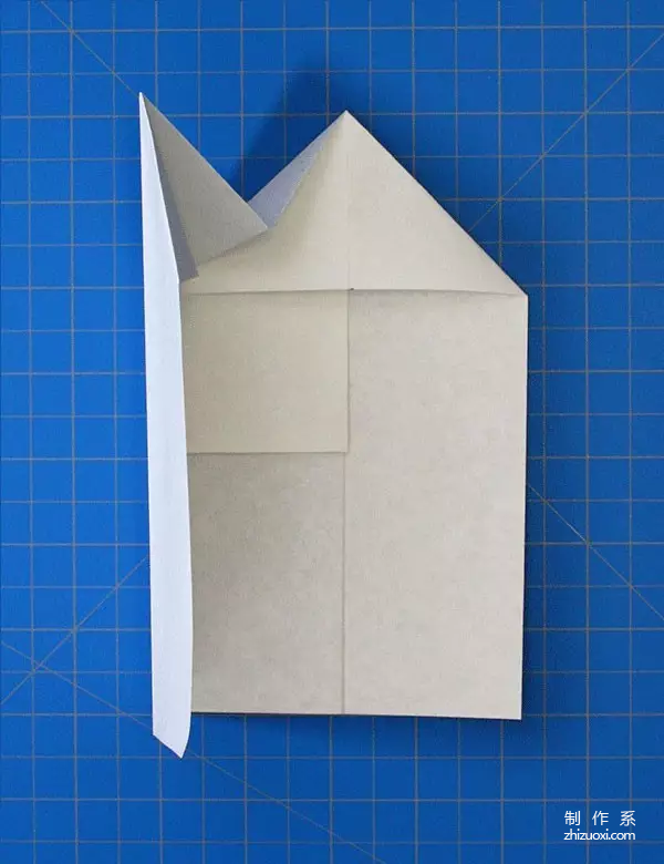 How to fold a paper airplane that looks like a boat and has good gliding properties