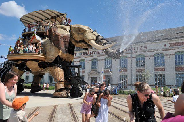 Mechanical City of Nantes, France: Robot animals are on the move