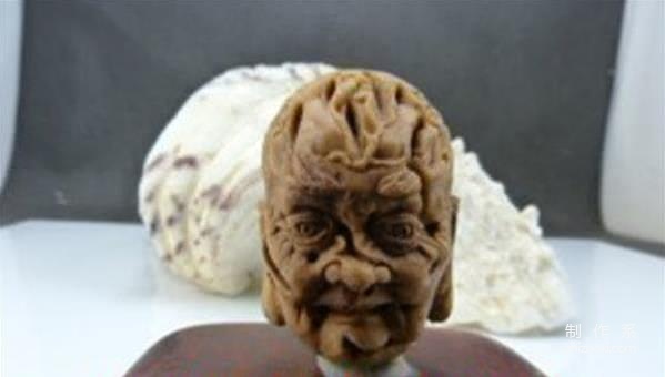 Teach you the simple process of hand-carving Arhat head using hickory core, hickory carving method