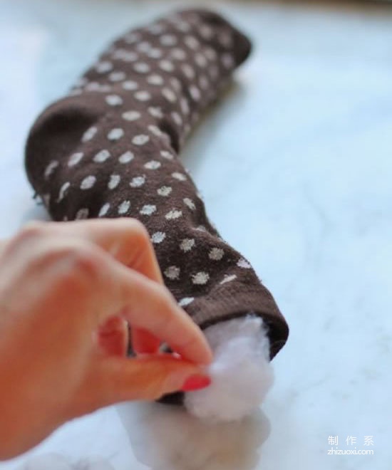 Use old socks and old clothes to make cute little snail fabric dolls by hand