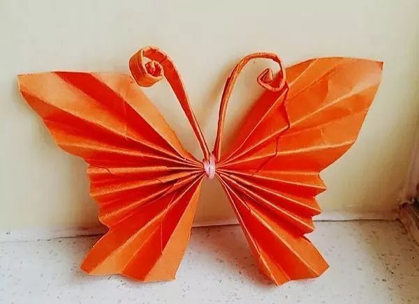 Steps to make beautiful three-dimensional origami butterflies