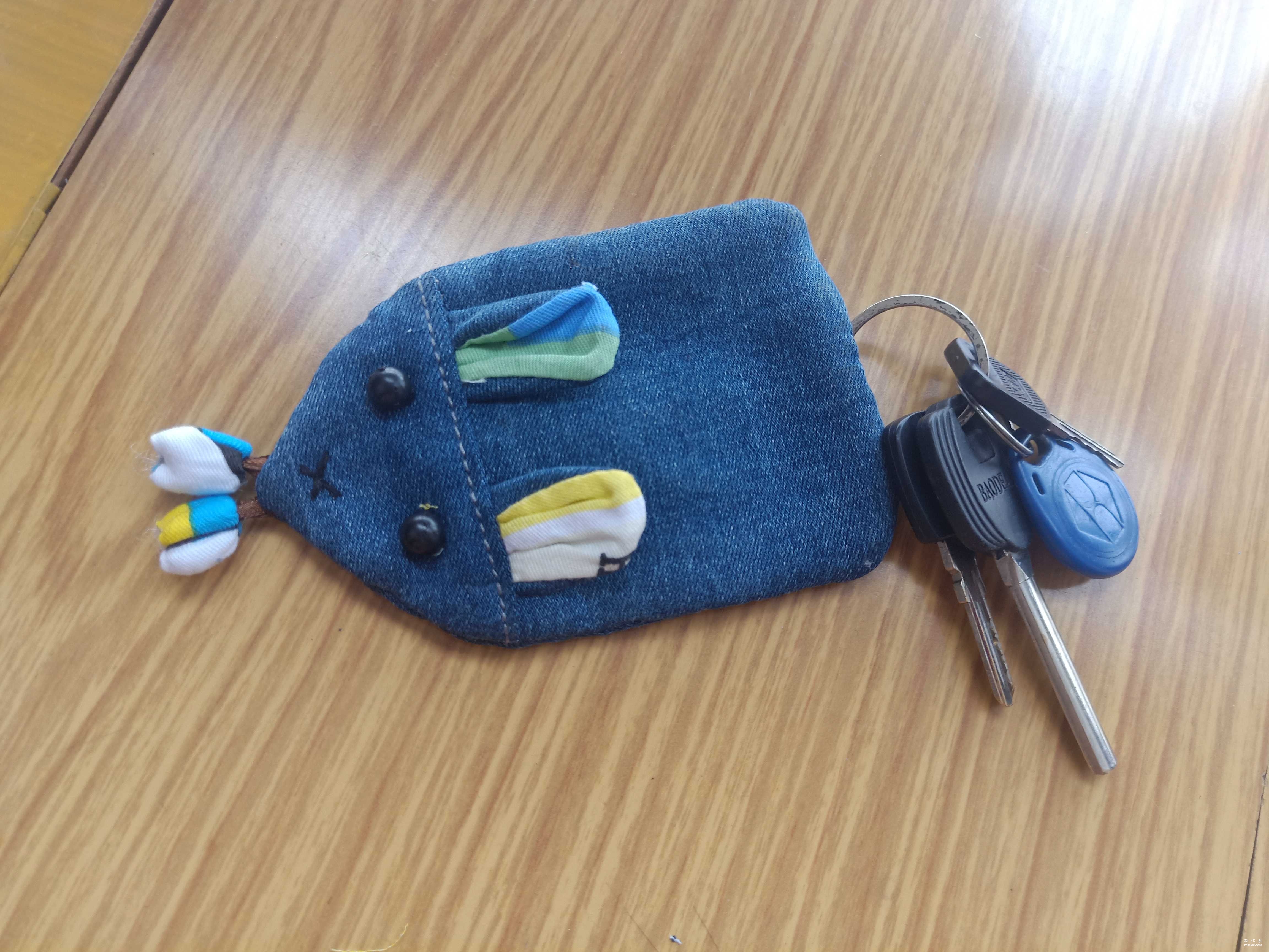 Very simple tutorial for making a fabric mouse key bag