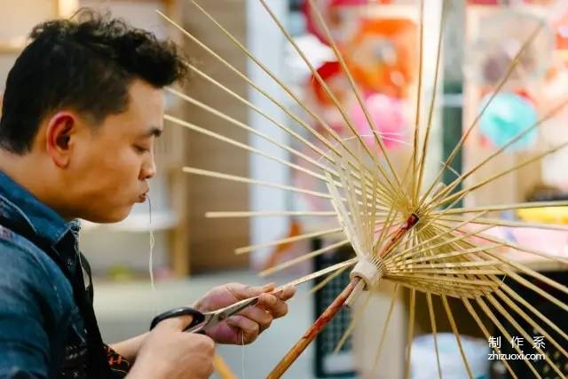 Oil-paper umbrella made by traditional folk crafts and ancient methods, oil-paper umbrella production technology