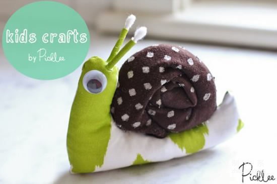 Use old socks and old clothes to make cute little snail fabric dolls by hand