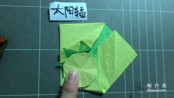 Creative packaging origami, real shot tutorial on folding a bottle of Vita lemon tea drink packaging with pattern origami