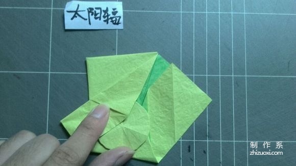 Creative packaging origami, real shot tutorial on folding a bottle of Vita lemon tea drink packaging with pattern origami