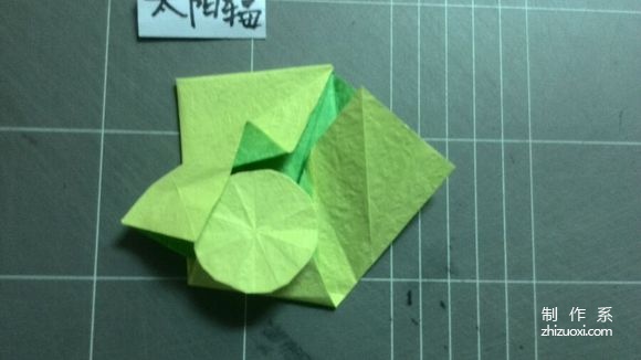 Creative packaging origami, real shot tutorial on folding a bottle of Vita lemon tea drink packaging with pattern origami