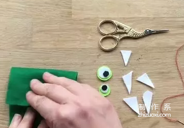 Tutorial on how to make handmade fabrics for woven patchwork bags, how to make handmade little monster fabric wallets