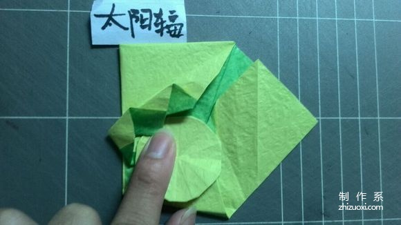 Creative packaging origami, real shot tutorial on folding a bottle of Vita lemon tea drink packaging with pattern origami