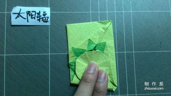 Creative packaging origami, real shot tutorial on folding a bottle of Vita lemon tea drink packaging with pattern origami