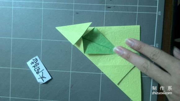 Creative packaging origami, real shot tutorial on folding a bottle of Vita lemon tea drink packaging with pattern origami