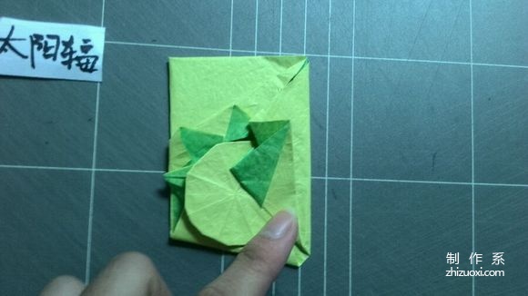 Creative packaging origami, real shot tutorial on folding a bottle of Vita lemon tea drink packaging with pattern origami