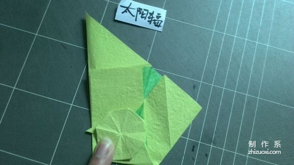 Creative packaging origami, real shot tutorial on folding a bottle of Vita lemon tea drink packaging with pattern origami