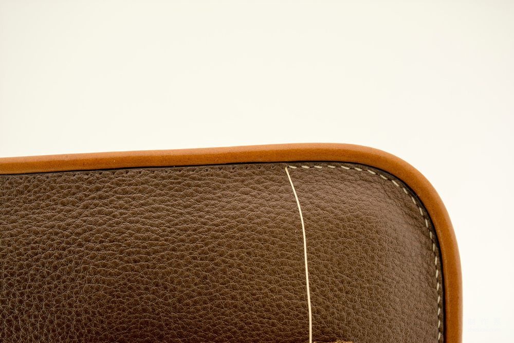 Details in the production process of handmade leather goods: processing of wrapping and binding