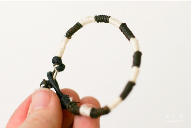 Bracelet weaving method, illustration of DIY weaving method of retro Chinese knot bracelet