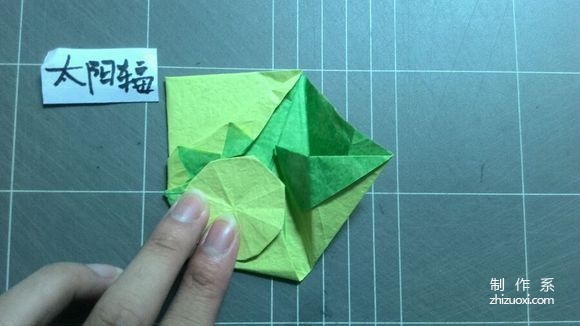 Creative packaging origami, real shot tutorial on folding a bottle of Vita lemon tea drink packaging with pattern origami