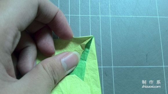 Creative packaging origami, real shot tutorial on folding a bottle of Vita lemon tea drink packaging with pattern origami