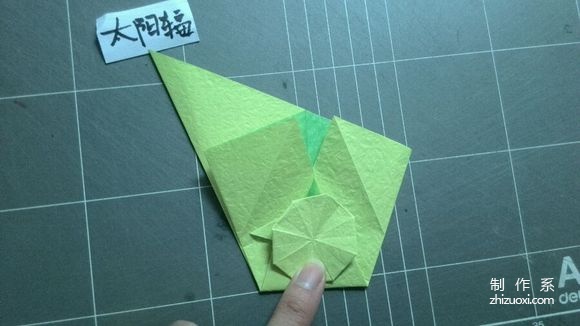 Creative packaging origami, real shot tutorial on folding a bottle of Vita lemon tea drink packaging with pattern origami